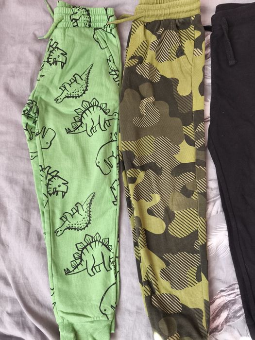 Spodnie dresowe rozmiar 122 4 sztuki