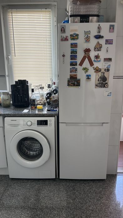 Sofá, cadeira, cafeteira em boas condições