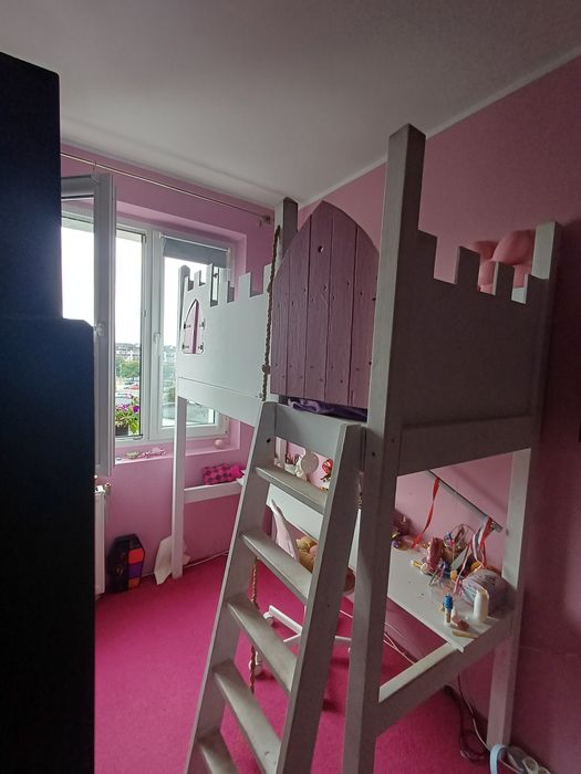 Lozko zamek z biurkiem na antresoli otwierane okiennice