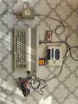 Sprzedam Commodore C64 z magnetofonem, joystickiem, zasilaczem.