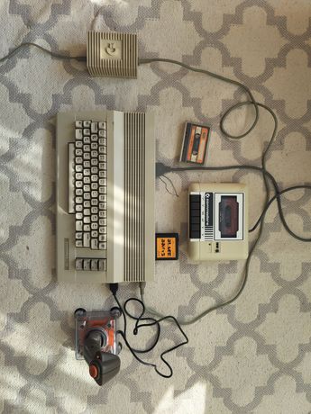 Sprzedam Commodore C64 z magnetofonem, joystickiem, zasilaczem.