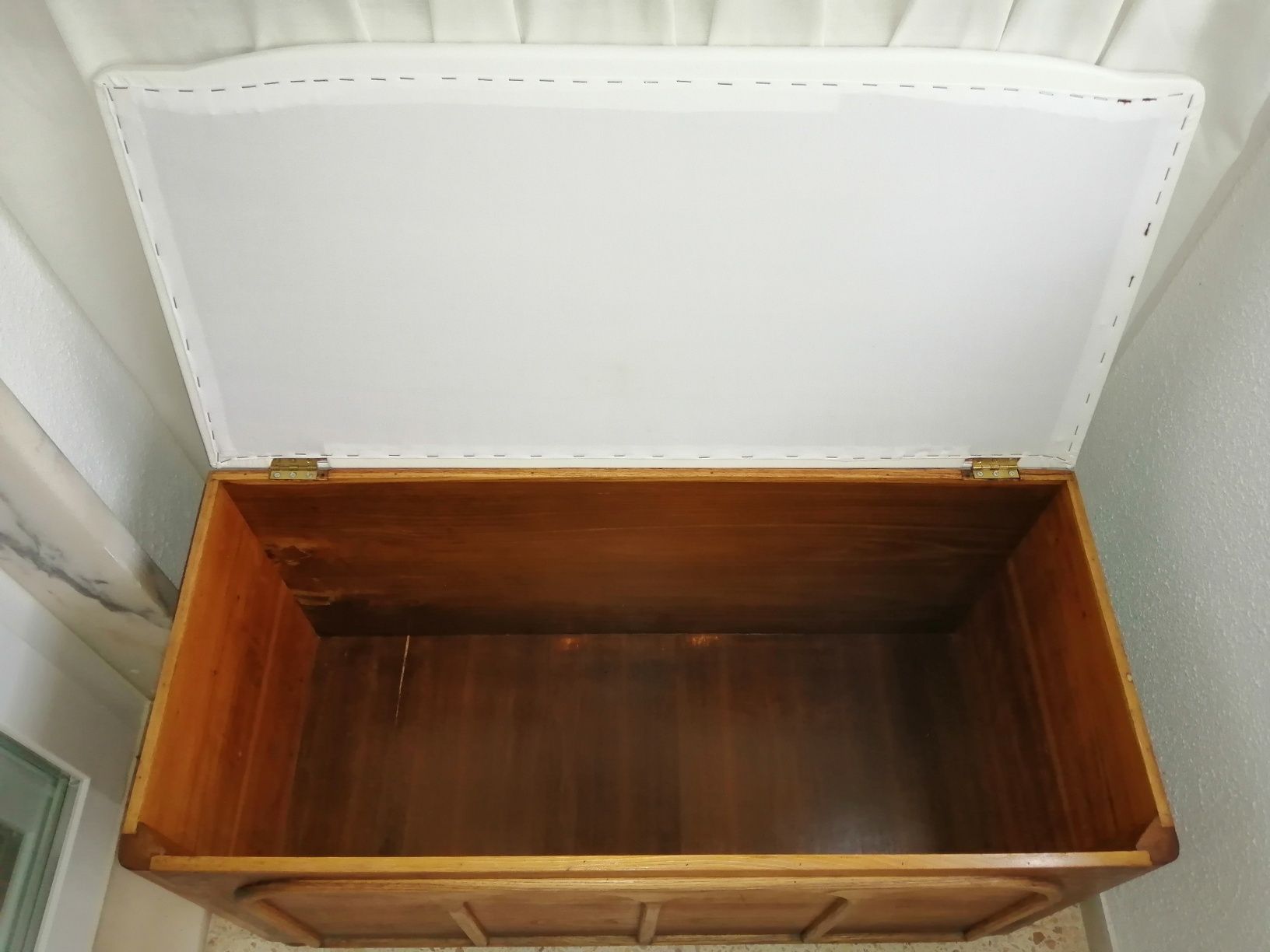 Arca/banqueta em madeira 0,97cm (compri.) x0,45 (largu.) x0,50 (altu.)