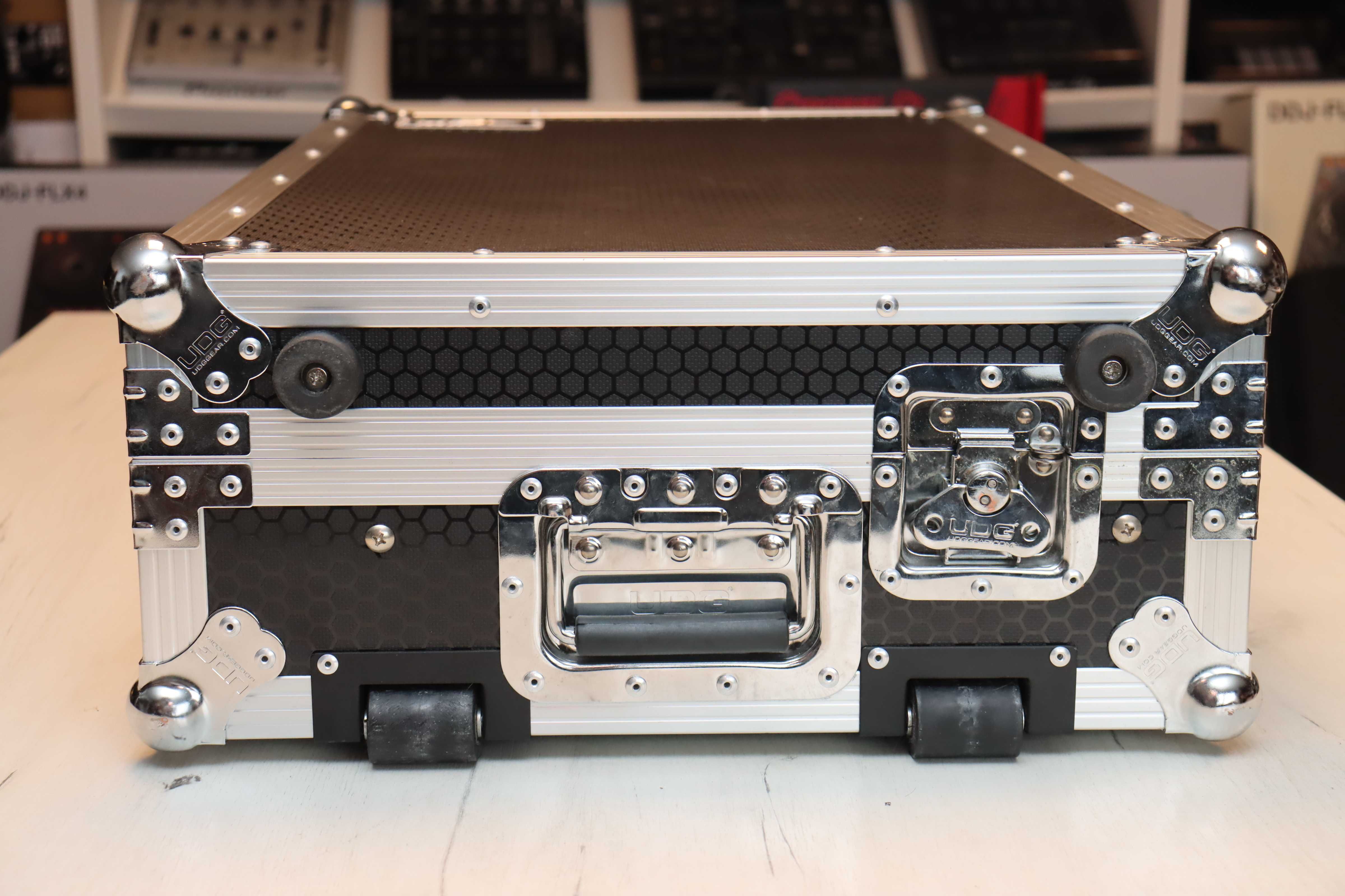 Case na rolkach UDG Pioneer XDJ RX2 / FLX10