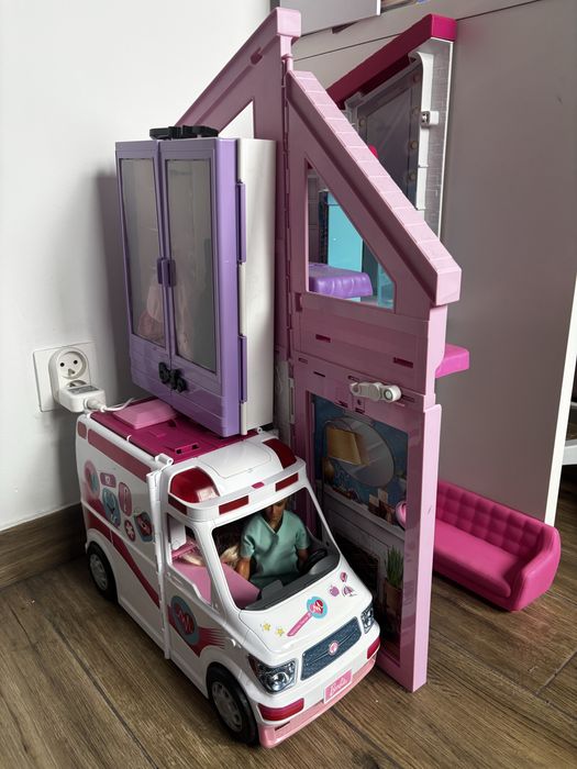 Zestaw barbie karetka + domek + szafa + lalki i ubranka