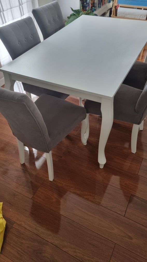 Stół i krzesła w stylu glamour