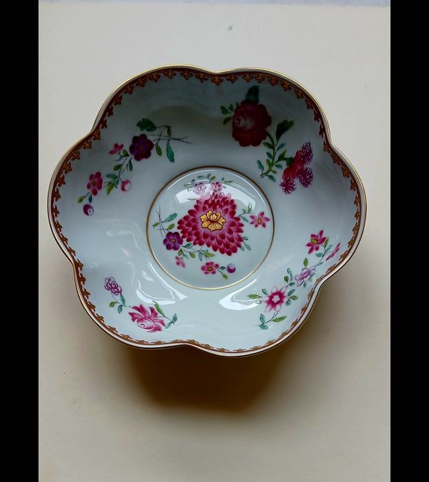 Pequena taça de porcelana