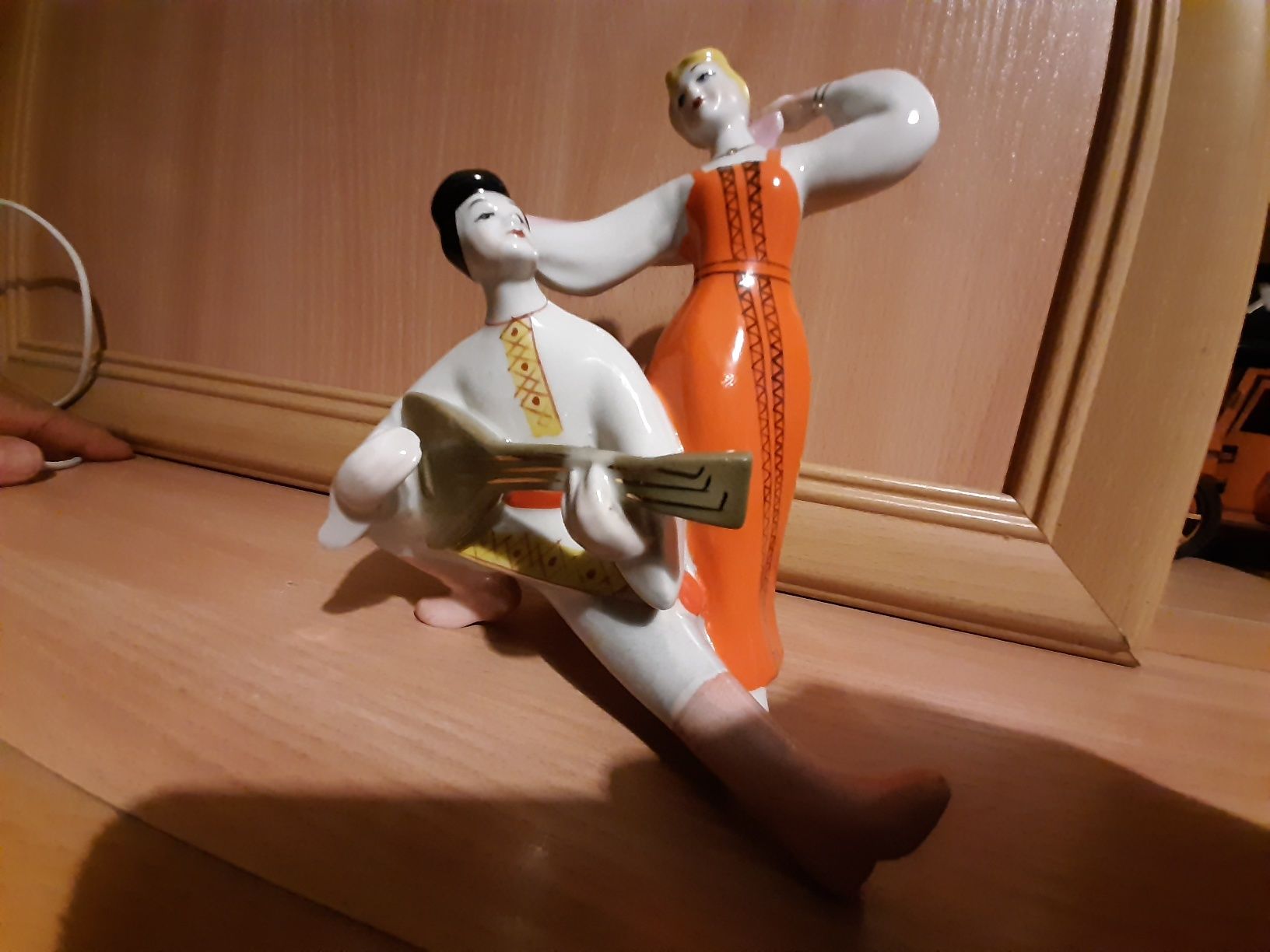 Figurka porcelanowa Połonne ZSRR tańczącej pary w strojach ludowych
