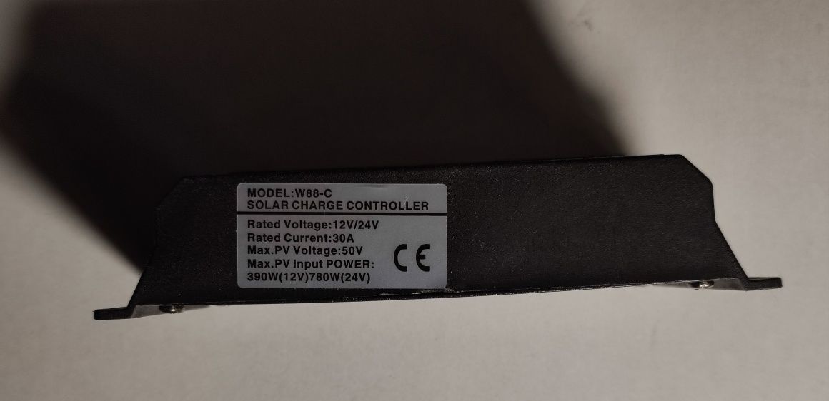 Solarny Kontroler ładowania akumulatorów 30A 12/24V PWM