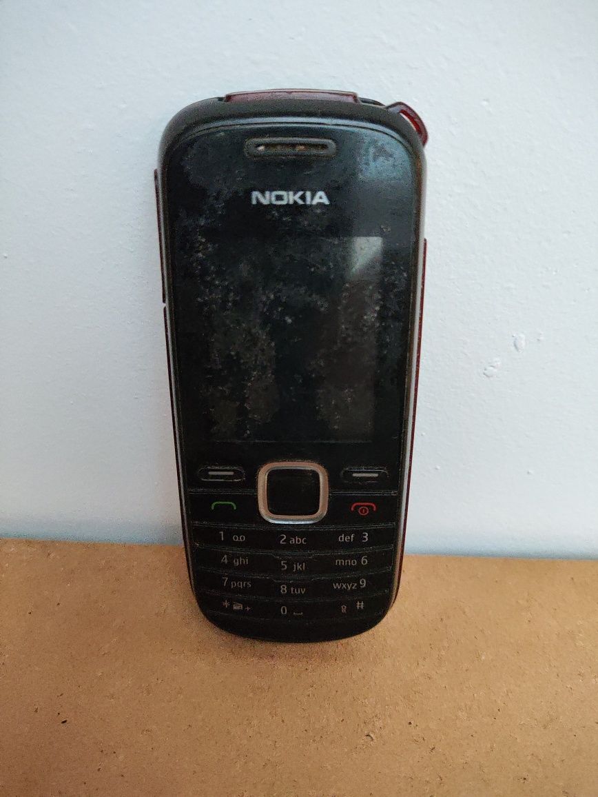 Jakaś nokia stara telefon czarny z przyciskami