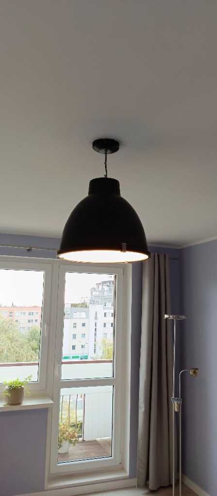 Duża lampa sufitowa LED -duńskiej firmy.
