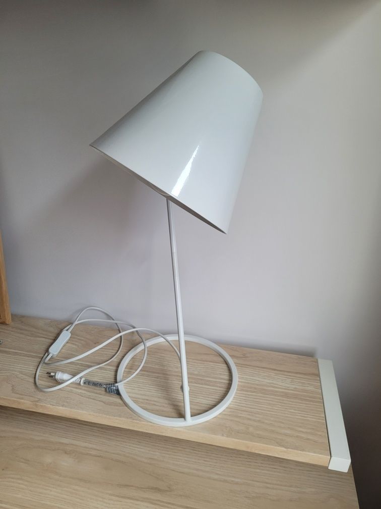 Lampka biurkowa biala
