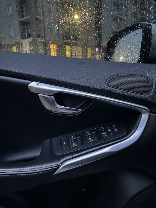 Авто Volvo v40 2015 року