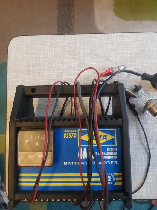 Prostownik  SAMOCHODOWY 12V/ 4.0A.. TOYA.