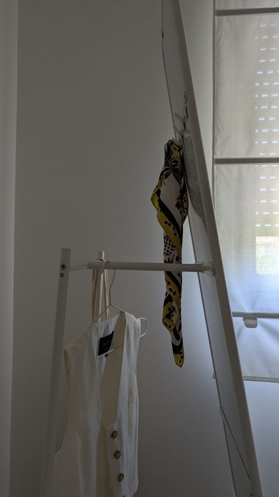 Espelho de pé branco 48x160 cm – com varão e ganchos, ideal para quart