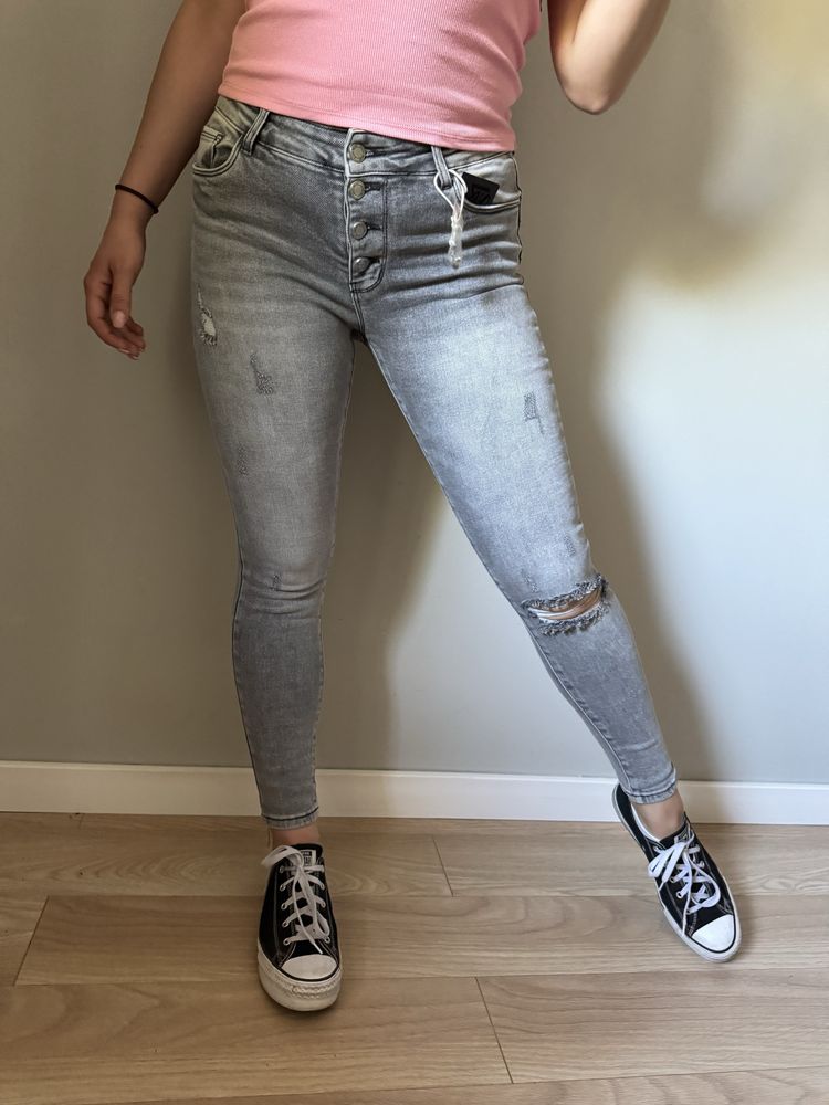 Szary jeans z przetatciami m.sara push up