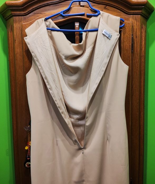 Elegancka sukienka z lejącym dekoltem, w kolorze ecru