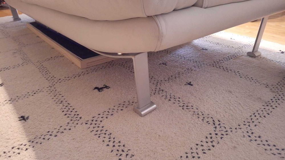 Sofá em pele cinza claro