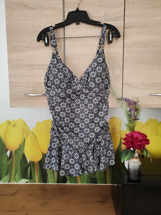 Wygodny śliczny strój kąpielowy sukienka rozmiar 44 poliester/elastan