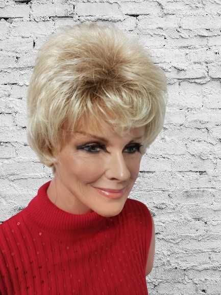 Krótka peruka z grzywką A by Gisela Mayer , jasny blond-Nessaja wigs