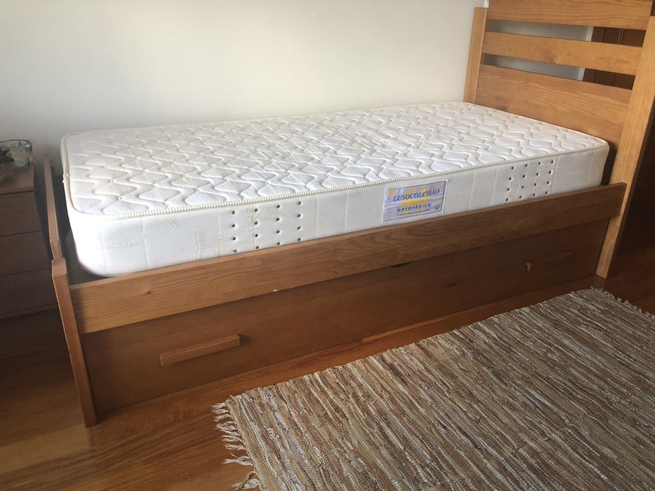 Cama de solteiro com gaveta por baixo +2 colchoes +mesinha de cabeceir