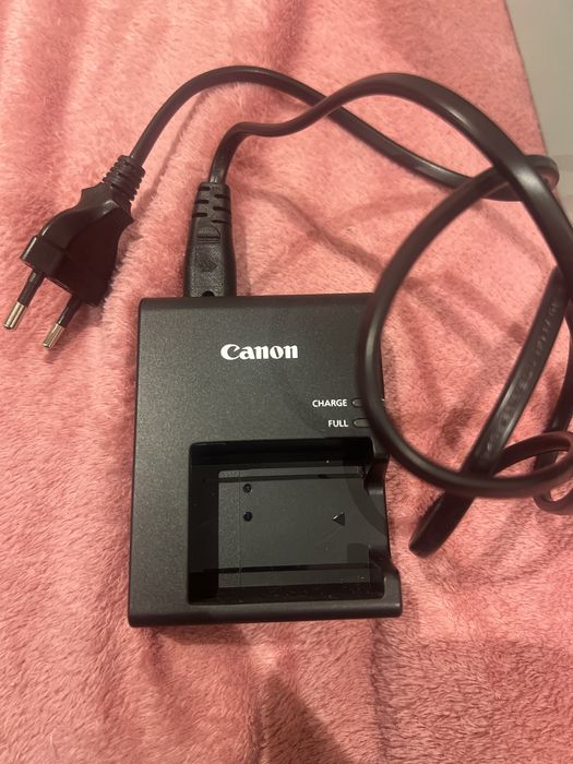 Máquina fotográfica Canon EOS 2000D + cartão micro + 2 baterias