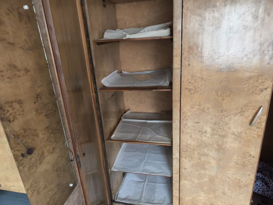 Stara szafa na ubrania