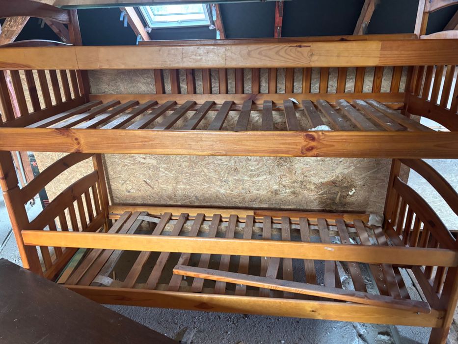 Łóżko piętrowe z drabinką