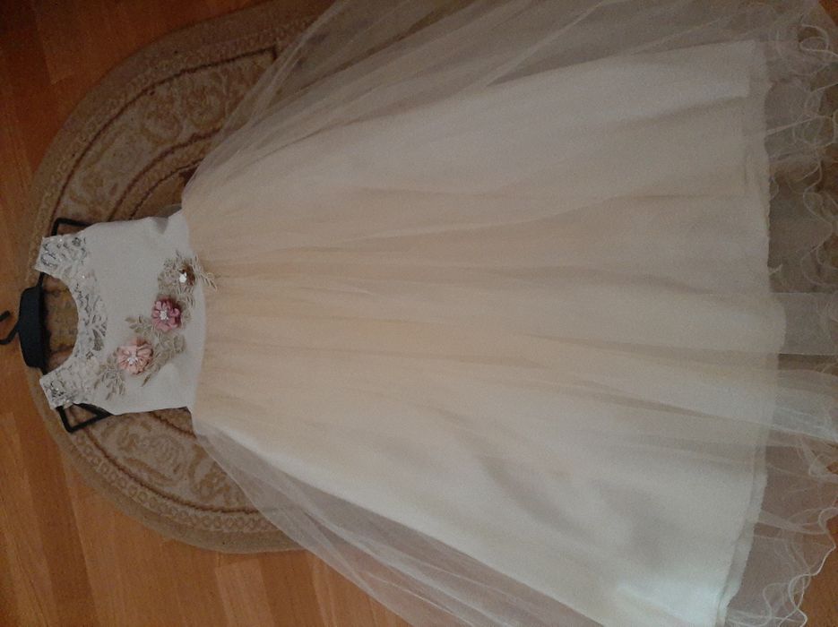 Шикарное платье на 6-9 лет