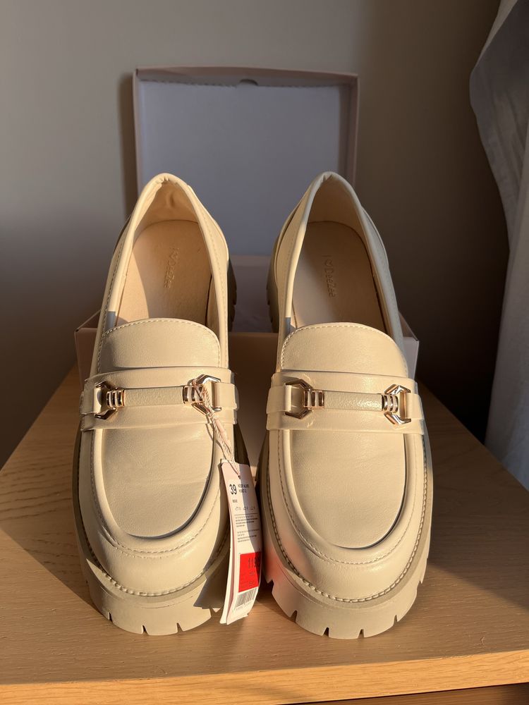 DeeZee mokasyny/ lordsy beżowe r. 39