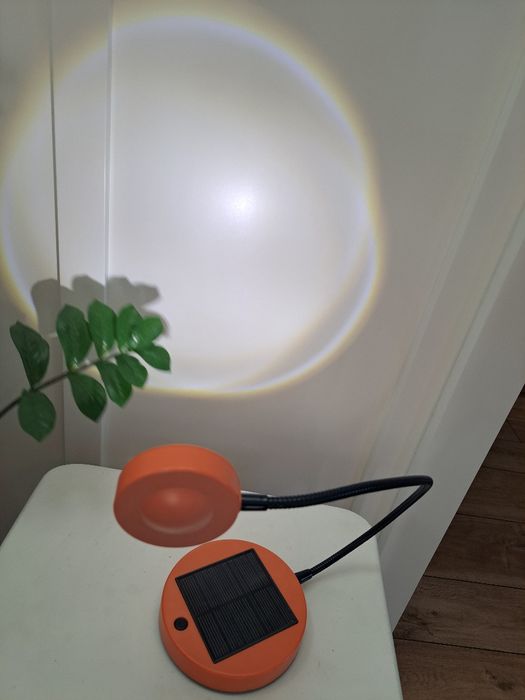 Lampka biurkowa na baterie słoneczną Ikea