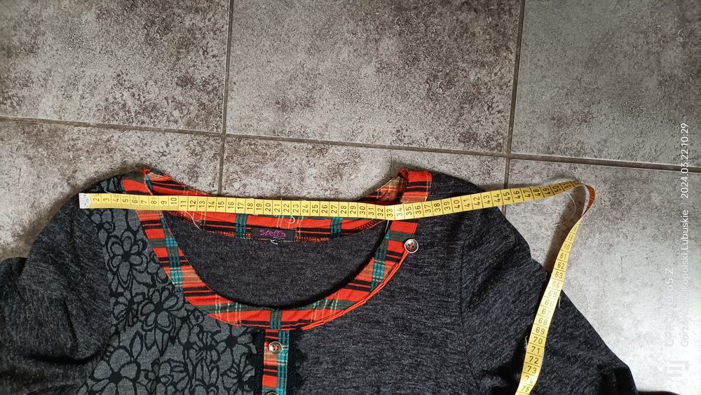 Luźna sukienka z długim rękawem odcinana pod biustem. Stella