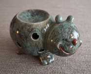 Stary radosny ceramiczny kominek zapachowy lub podgrzewacz do wosku.