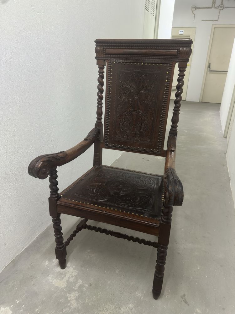 Cadeirão de braços em pausanto