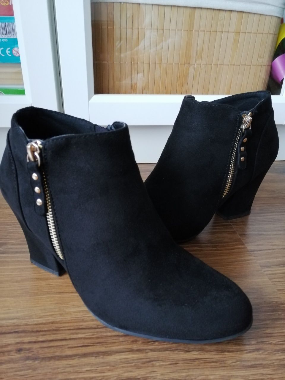 Czarne zamszowe botki na obcasie ze złotym zamkiem Deichmann r. 39