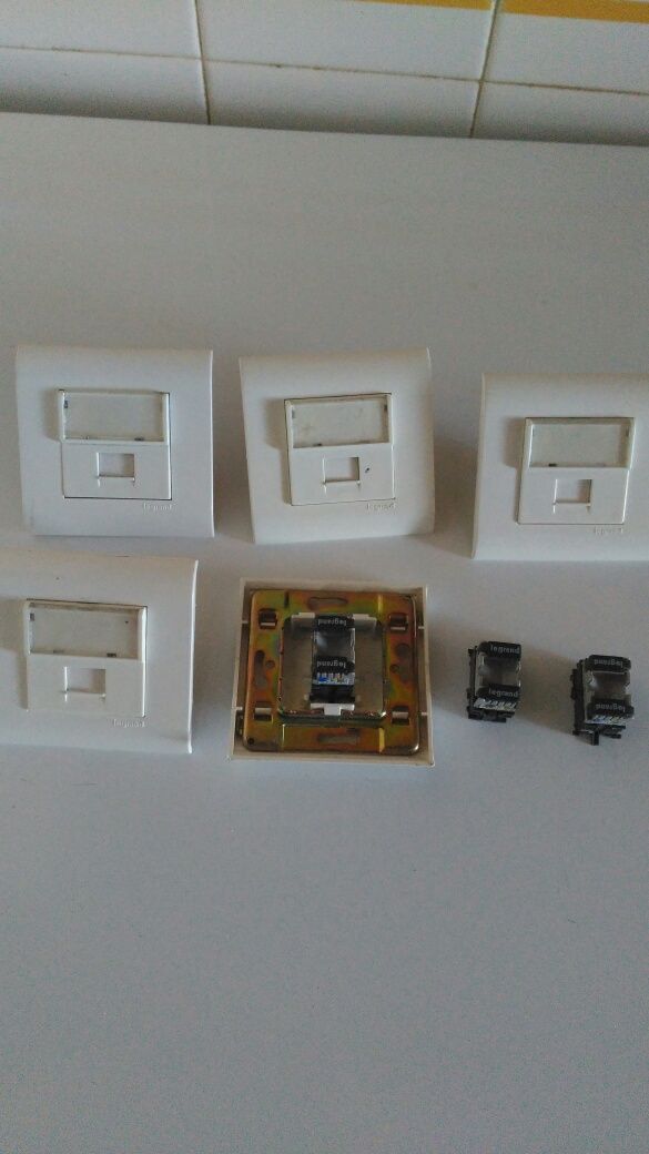 adaptadores para calha técnica e tomadas de cabo rede RJ45