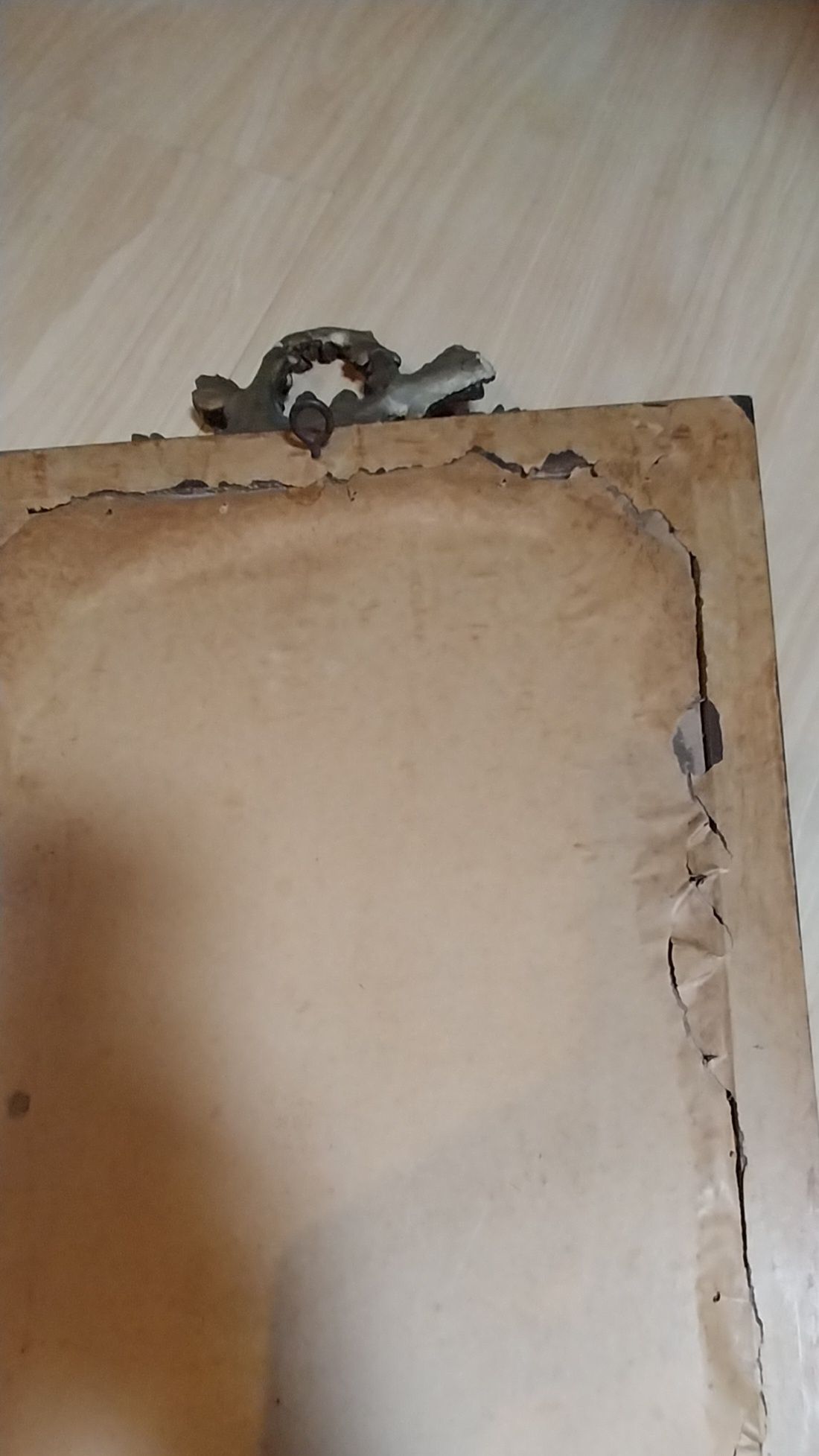 Lindíssimo espelho antigo em gesso dourado