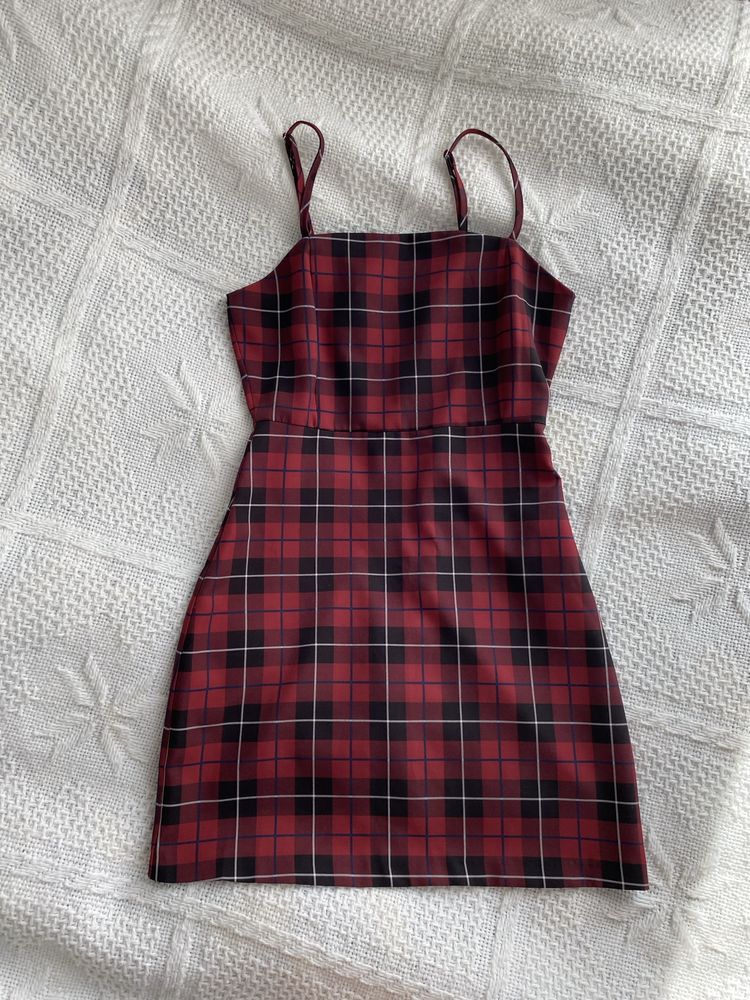 Sukienka w kratkę pull and bear dopasowana czerwona