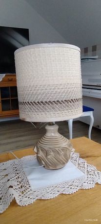 Lampa stołowa beżowa materiał klasyczna