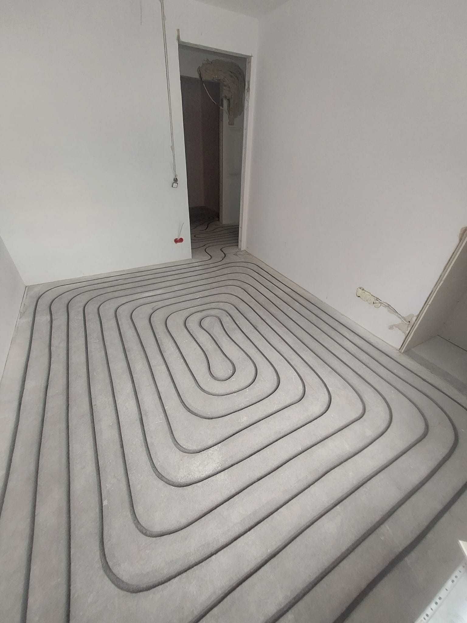 Frezowanie pod ogrzewanie podłogowe oraz montaż instalacji ogrzewania.