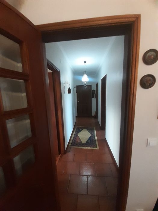 Arrenda-se T2 c/terraço e lugar de garagem
