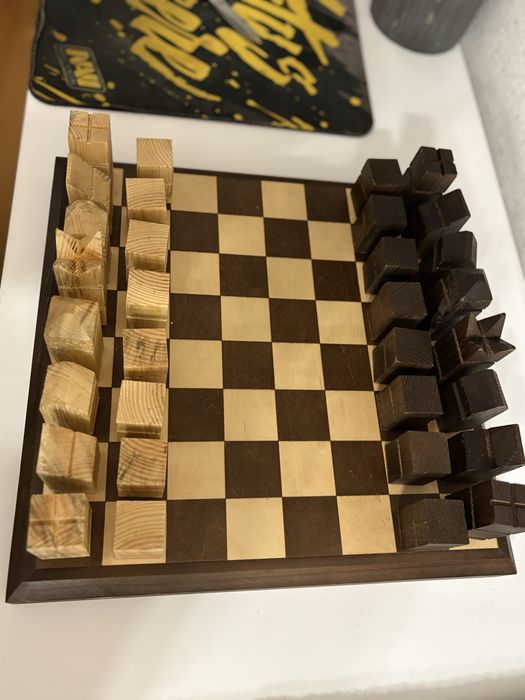 Продам дизайнерські шахмати ручноі роботи
