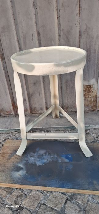 Antigo banco em metal