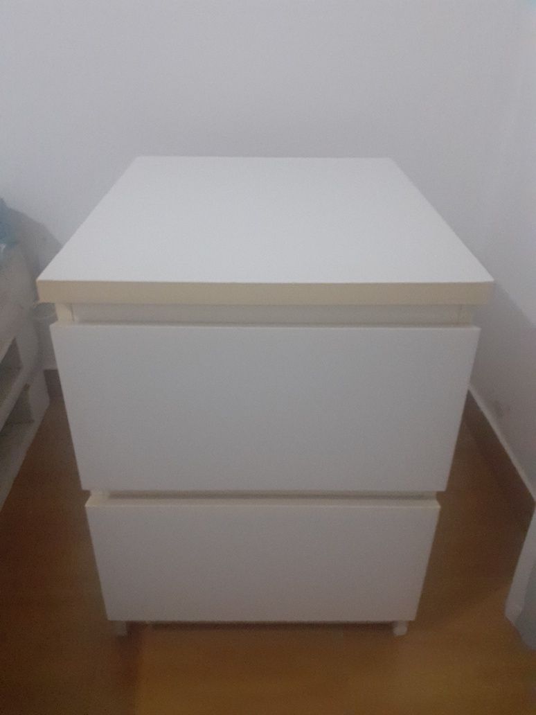 mesinhas cabeceira ikea/secretaria preta e cadeira