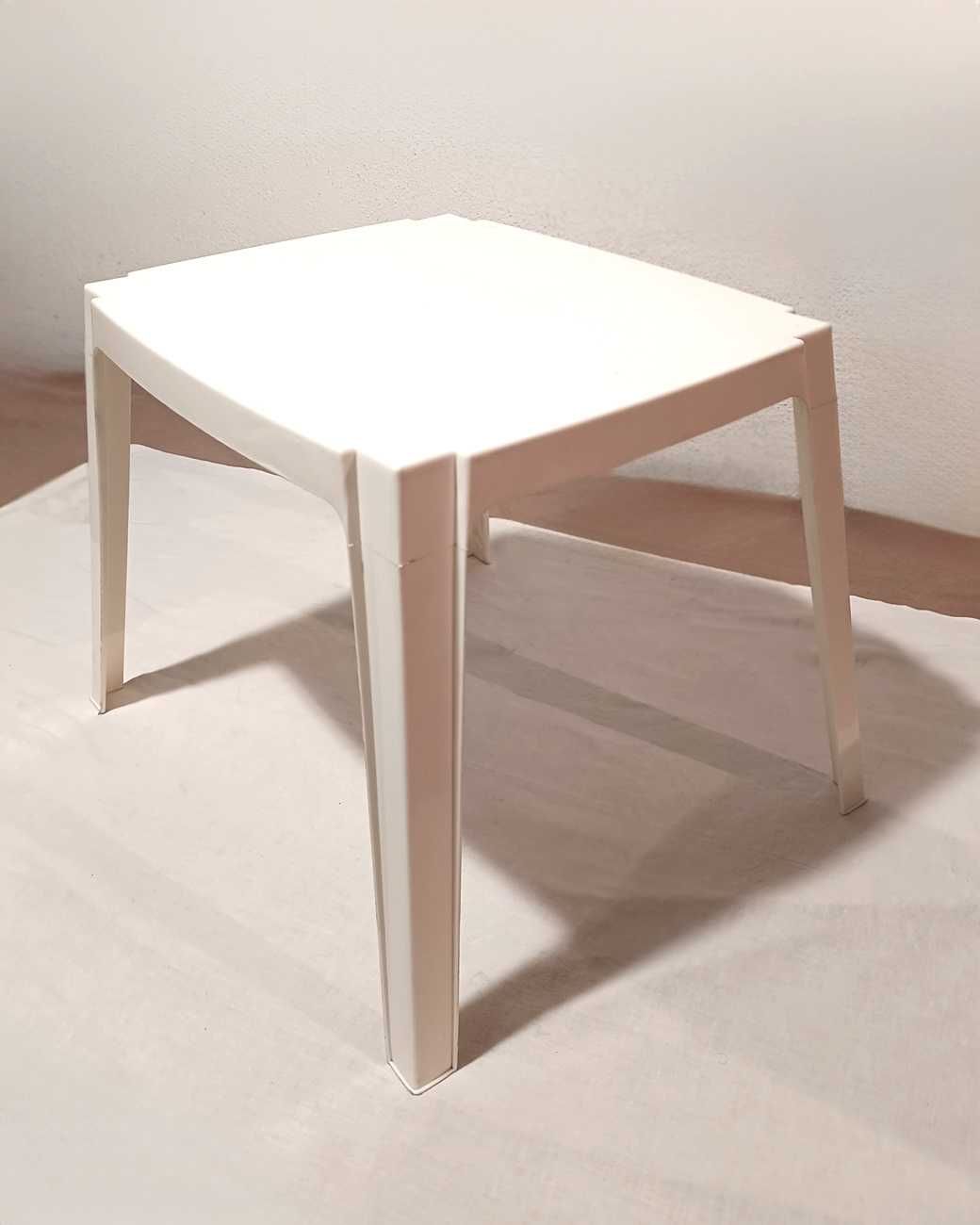 Mesa Pequena de Apoio em Plástico Branco