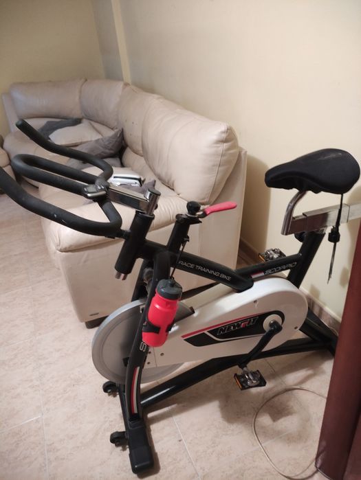 Bicicleta de spinning/ciclismo indoor da marca NewFit