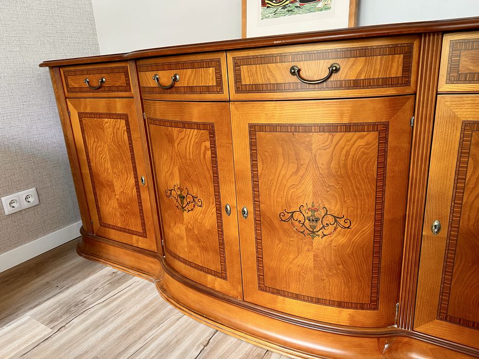 Aparador Neoclássico em Madeira de Nogueira – Elegância e Qualidade