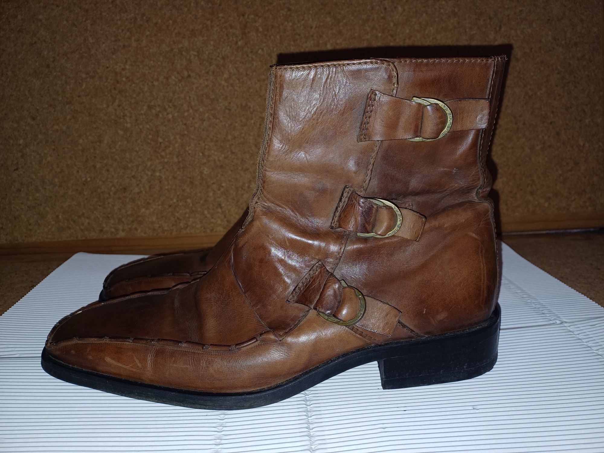 Botins Miguel Vieira, tamanho 42. Cor castanho, em pele. Botas homem