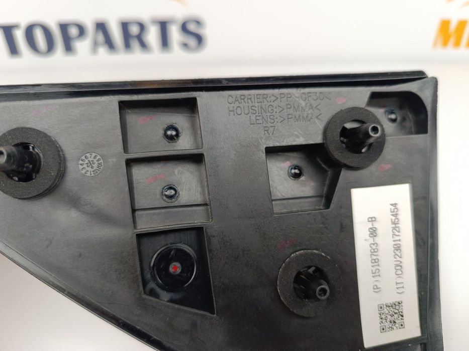 Відбивач катафот заднього правого крила Tesla Model 3/Y ОРИГІНАЛ