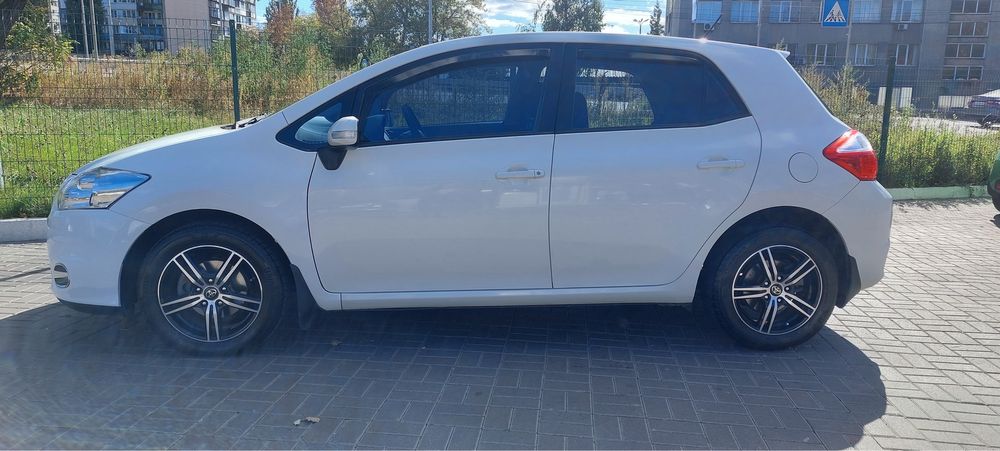 Продам авто TOYOTA AURIS 2012 року
