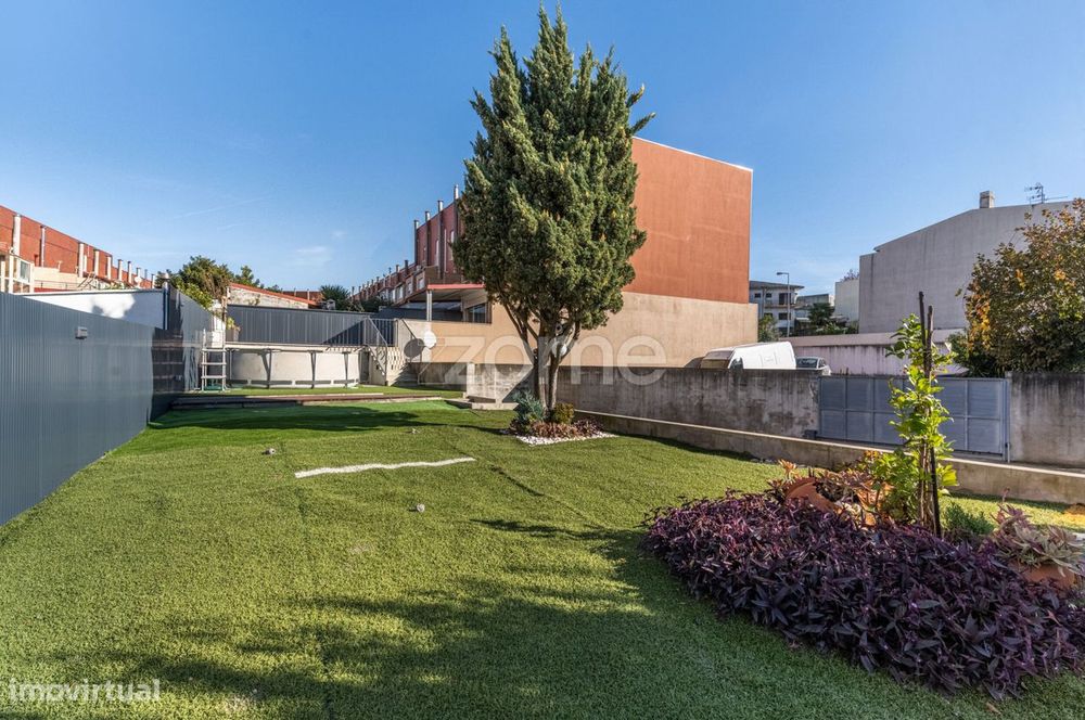 Moradia t4 em gaveto com espaço exterior em S. Vitor, Braga